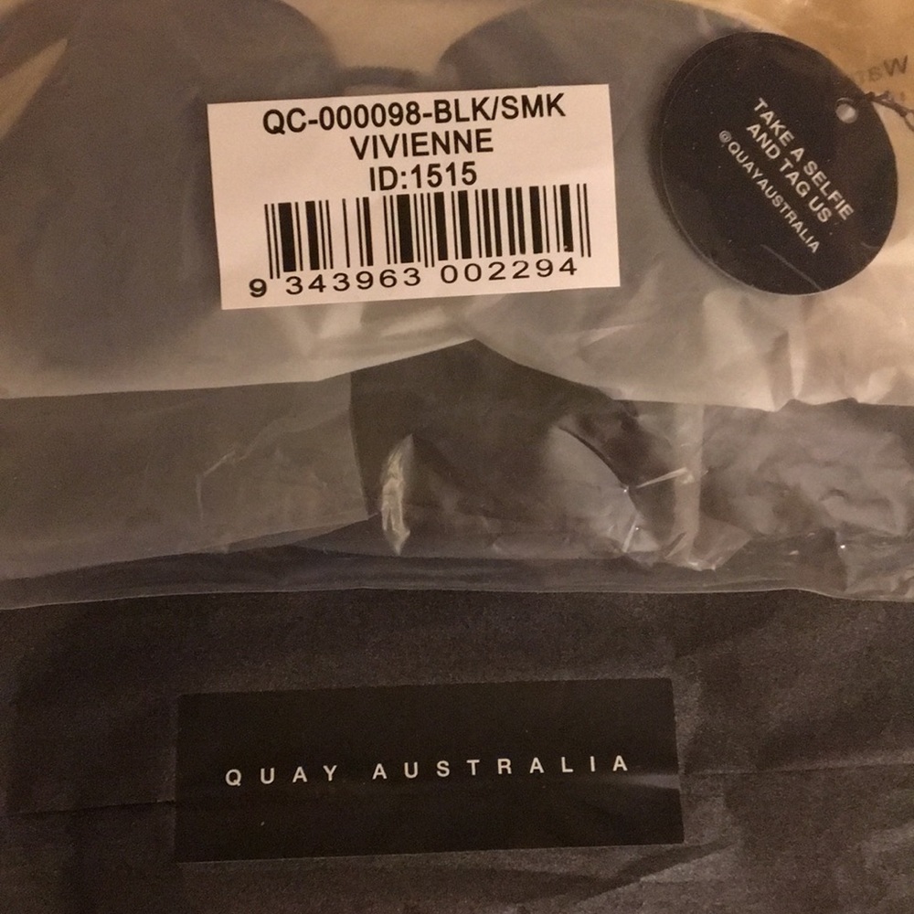 Quay Vivienne All Black Sunnies